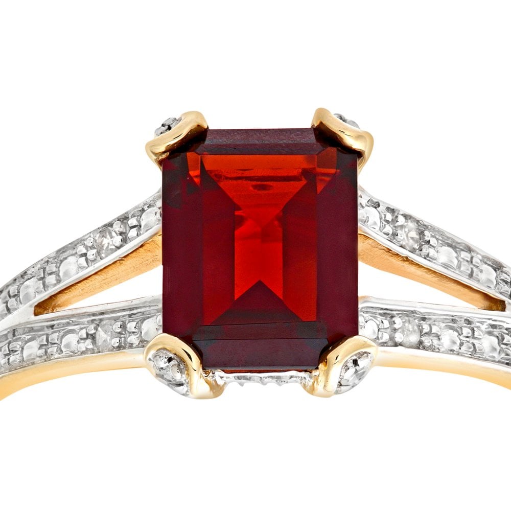 SPARKLD 9ct Yellow Gold Single Stone Garnet with 0.13ct Diamond Set Collette and Shoulders Ring