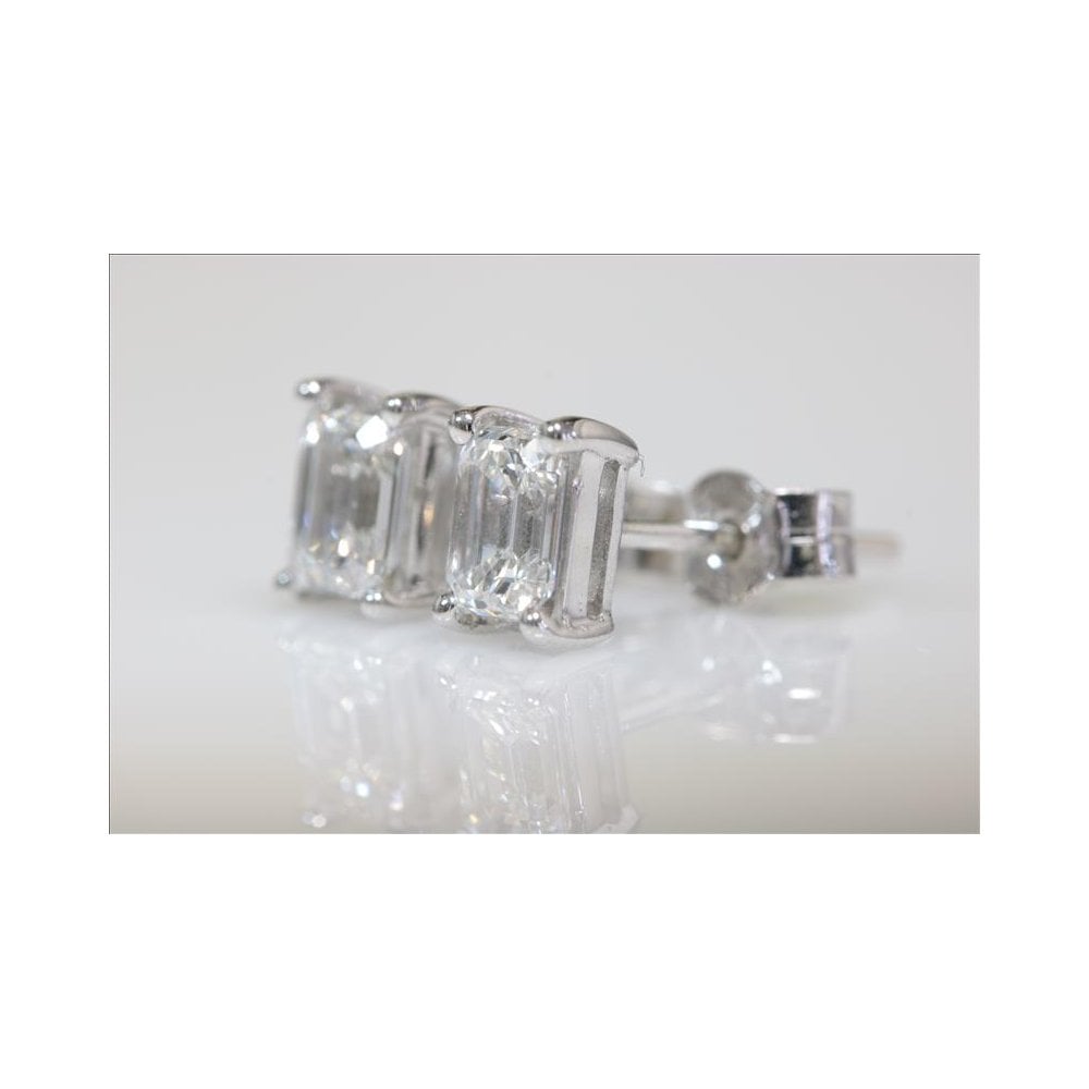 18ct White Gold Certificated Diamond Stud Earrings 1.02ct